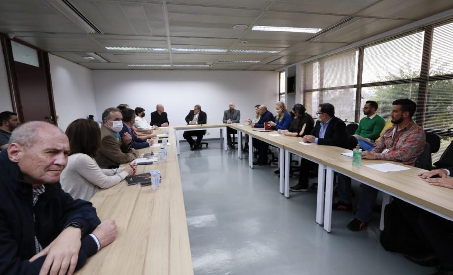 Ministro destaca incentivo à inovação e ciência no Paraná em visita à Fundação Araucária