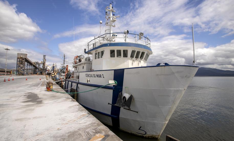 Após dois anos, navio de ensino volta a atracar no Porto de Paranaguá