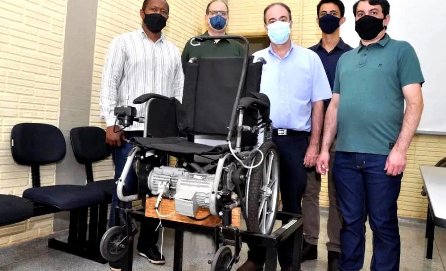 Projeto de cadeira de rodas elétrica da UEL ganha menção honrosa em premiação