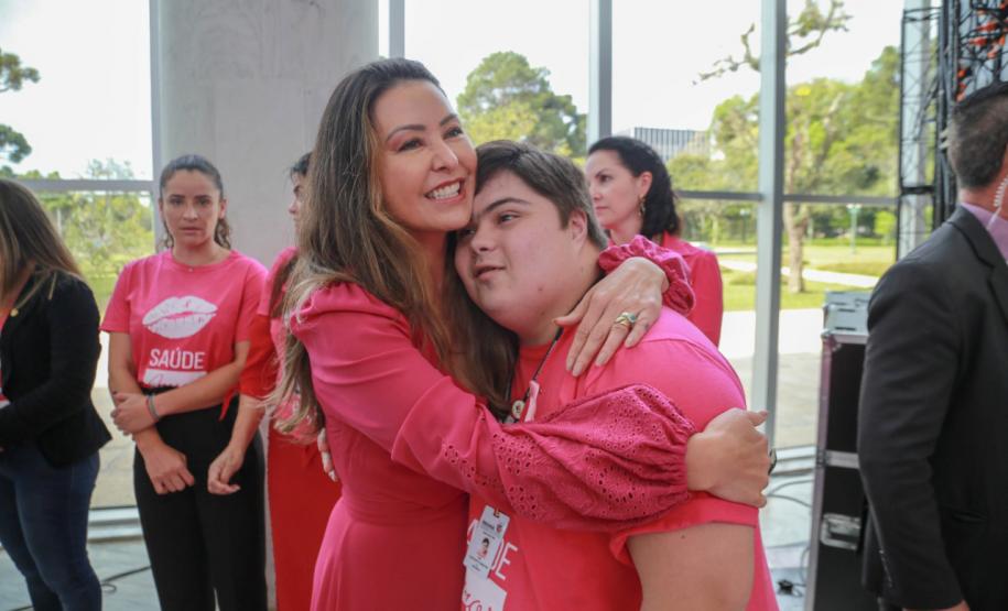 Primeira-dama destaca importância da conscientização contra o câncer de mama