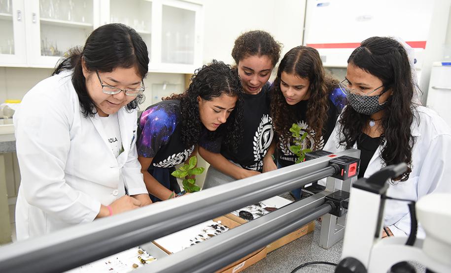 Primeira Feira de Profissões da UENP reúne mais de 3 mil estudantes
