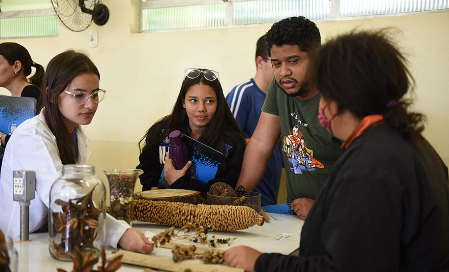 Primeira Feira de Profissões da UENP reúne mais de 3 mil estudantes