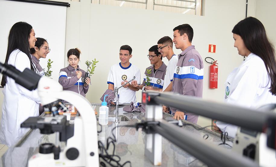 Primeira Feira de Profissões da UENP reúne mais de 3 mil estudantes