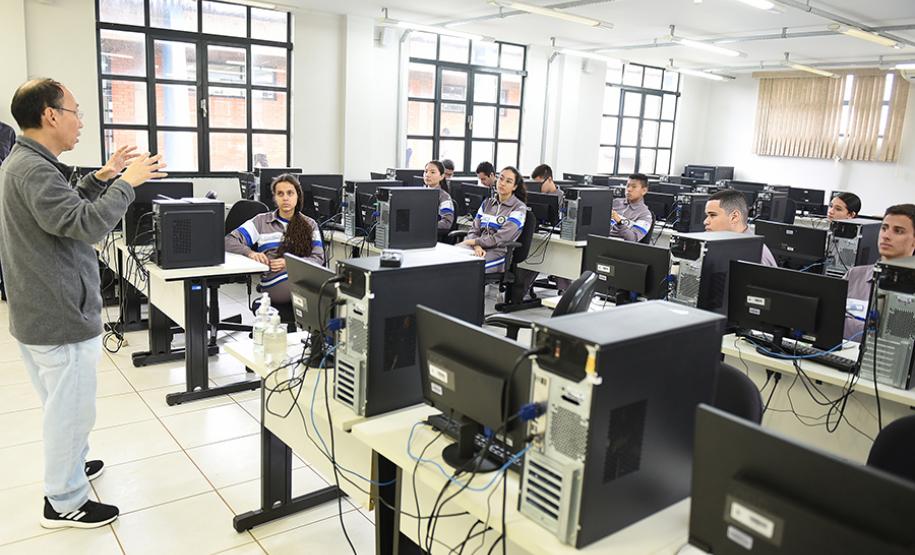 Primeira Feira de Profissões da UENP reúne mais de 3 mil estudantes