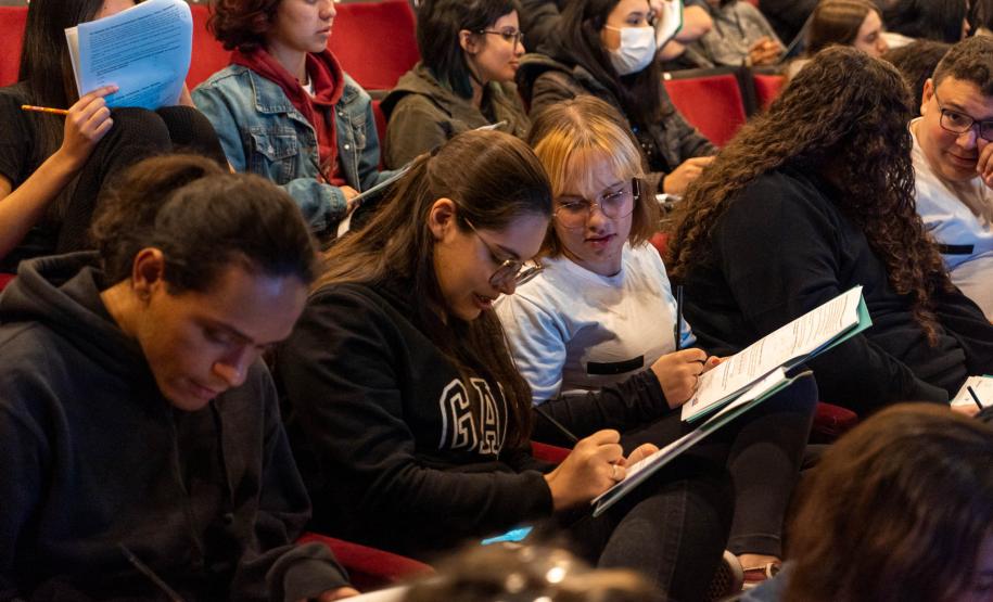 Aulão Paraná reúne dois mil estudantes no Teatro Guaíra para preparação do Enem 2022