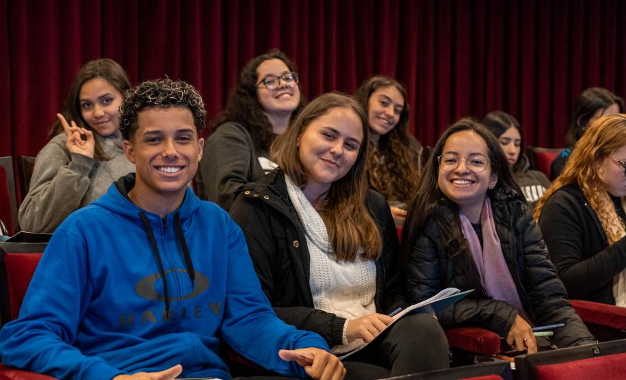 Aulão Paraná reúne dois mil estudantes no Teatro Guaíra para preparação do Enem 2022