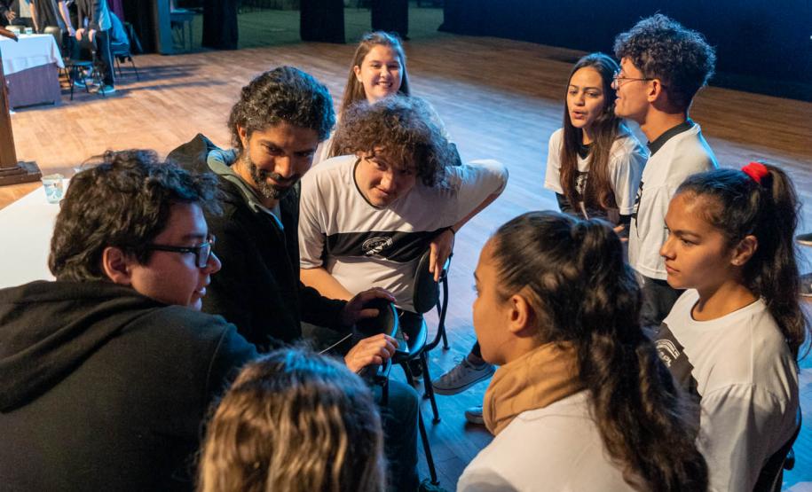 Aulão Paraná reúne dois mil estudantes no Teatro Guaíra para preparação do Enem 2022