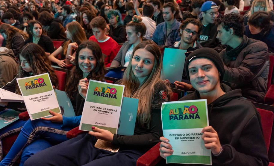Aulão Paraná reúne dois mil estudantes no Teatro Guaíra para preparação do Enem 2022