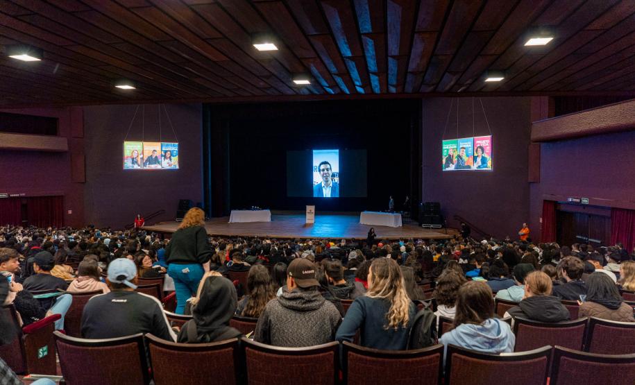 Aulão Paraná reúne dois mil estudantes no Teatro Guaíra para preparação do Enem 2022