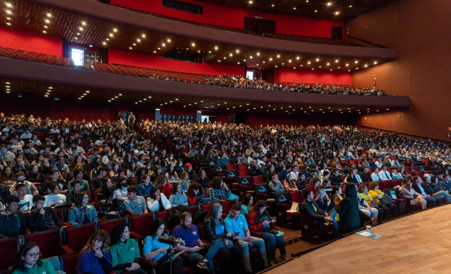 Aulão Paraná reúne dois mil estudantes no Teatro Guaíra para preparação do Enem 2022