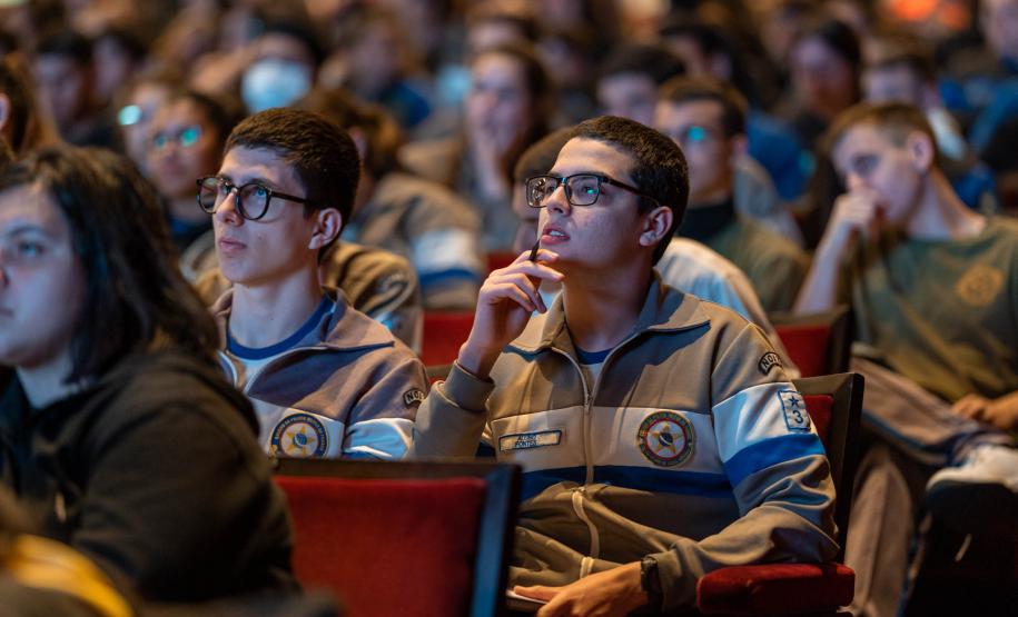 Aulão Paraná reúne dois mil estudantes no Teatro Guaíra para preparação do Enem 2022