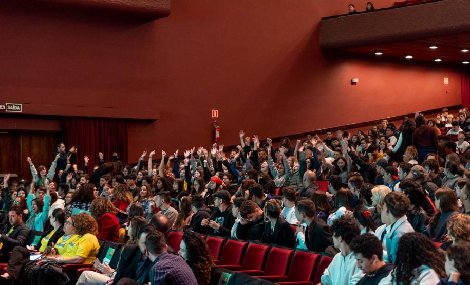 Aulão Paraná reúne dois mil estudantes no Teatro Guaíra para preparação do Enem 2022