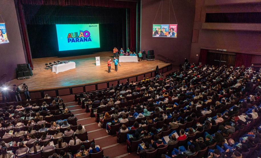 Aulão Paraná reúne dois mil estudantes no Teatro Guaíra para preparação do Enem 2022