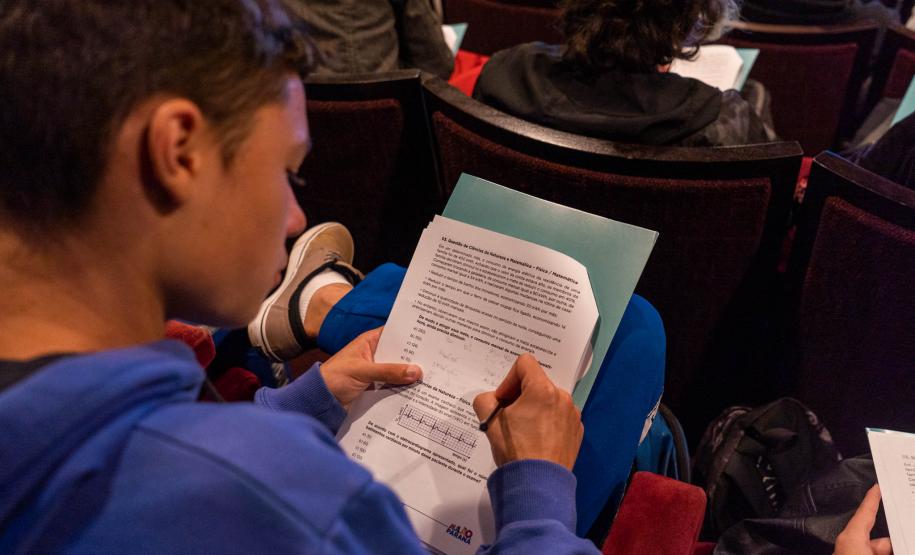 Aulão Paraná reúne dois mil estudantes no Teatro Guaíra para preparação do Enem 2022