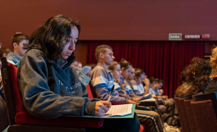 Aulão Paraná reúne dois mil estudantes no Teatro Guaíra para preparação do Enem 2022