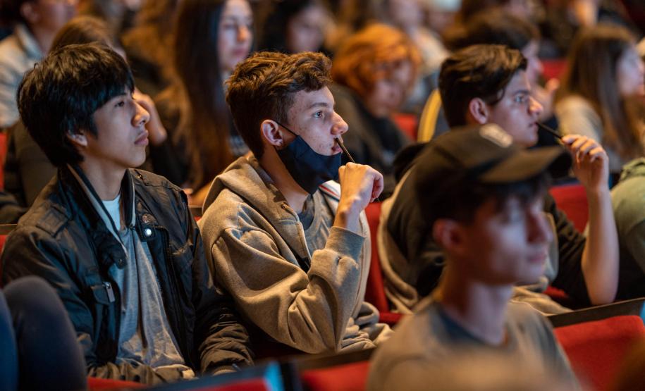 Aulão Paraná reúne dois mil estudantes no Teatro Guaíra para preparação do Enem 2022