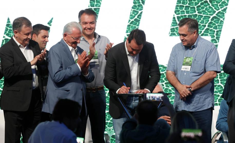 Governador defende expansão das políticas de sustentabilidade em encontro com prefeitos