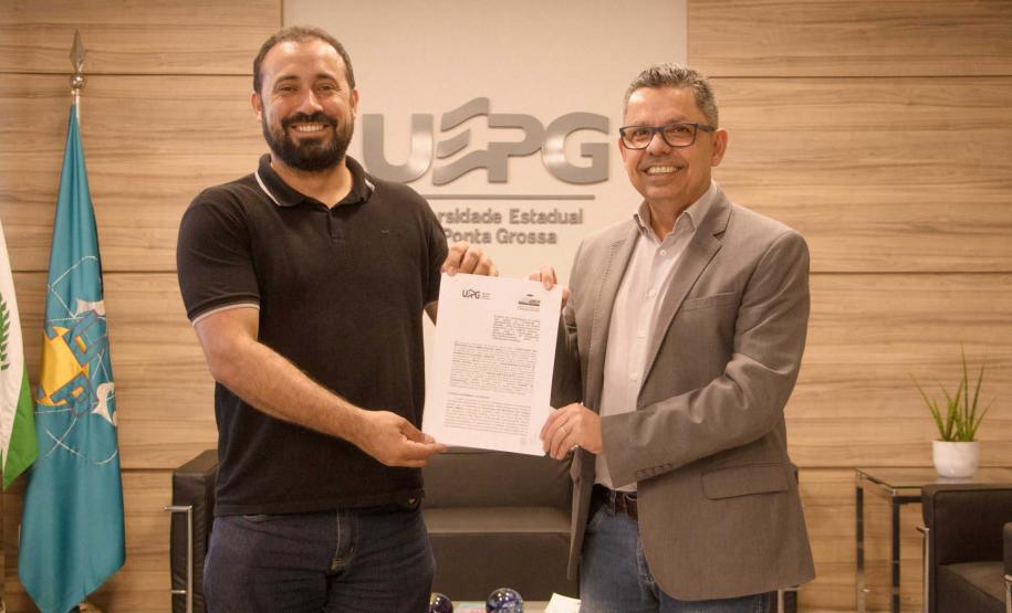 UEPG firma convênio com AMCG para capacitação de gestores públicos