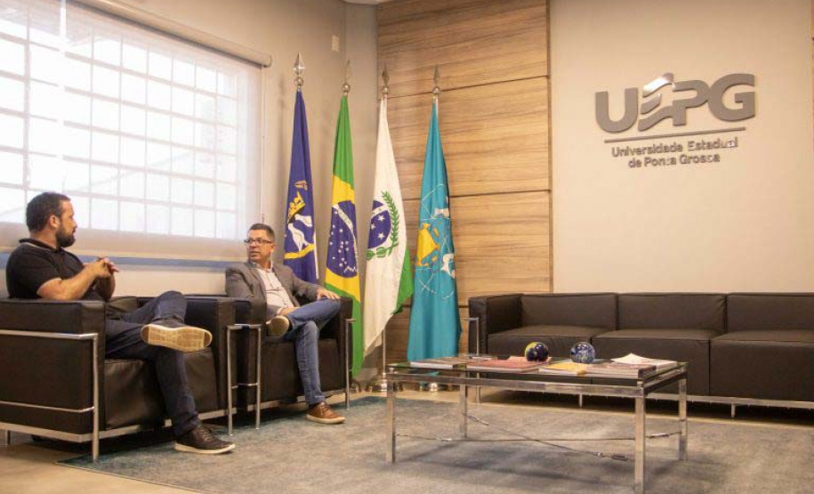 UEPG firma convênio com AMCG para capacitação de gestores públicos