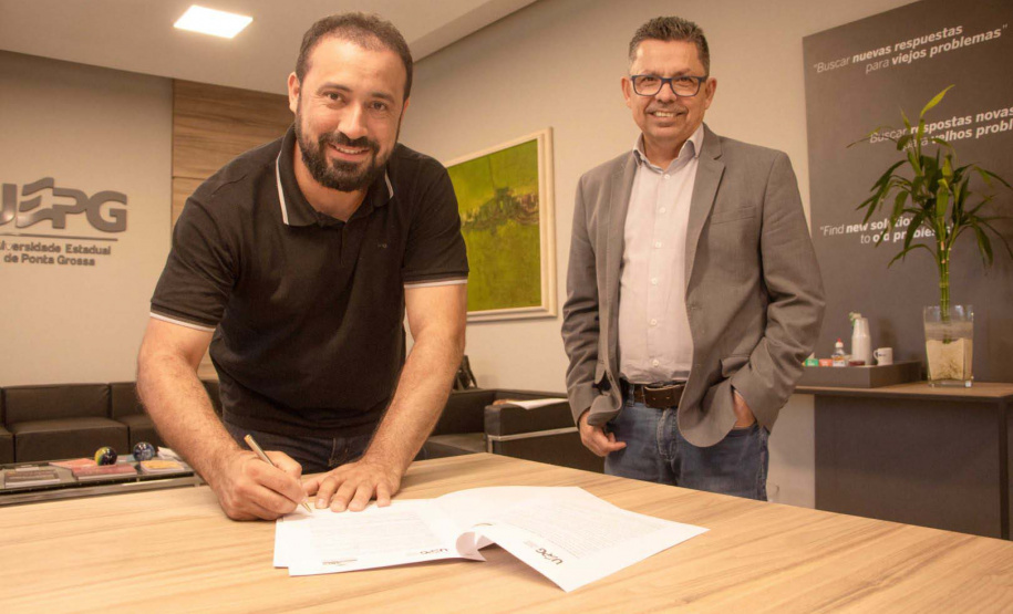 UEPG firma convênio com AMCG para capacitação de gestores públicos