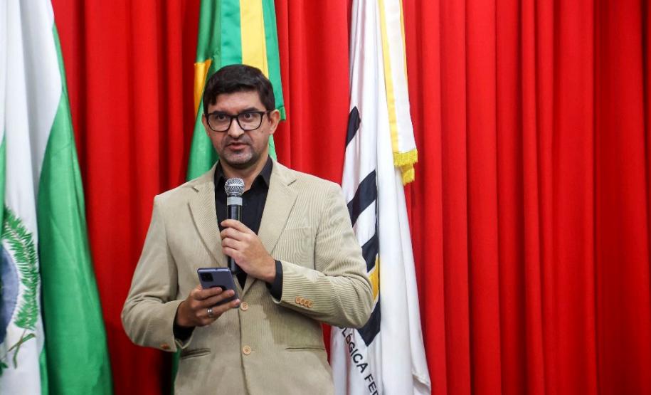Niomar Pereira do Jornal de Beltrão, ganhador da área Ciências da Saúde, na categoria Jornalista Científico