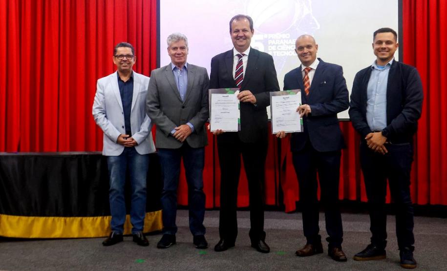 Superintendente Aldo Nelson Bona assinou documentos no âmbito do 36º Prêmio Paranaense de Ciência e Tecnologia e do Prime 2022