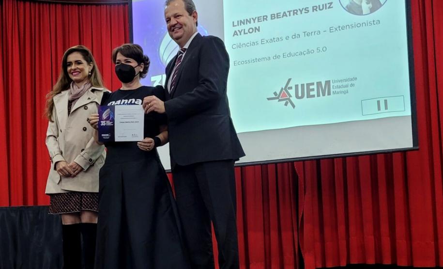 Professora Linnyer Beatrys Ruiz Aylon, da UEM, vencedora da premiação da área Ciências Exatas e da Terra, na categoria Pesquisadora - Extencionista