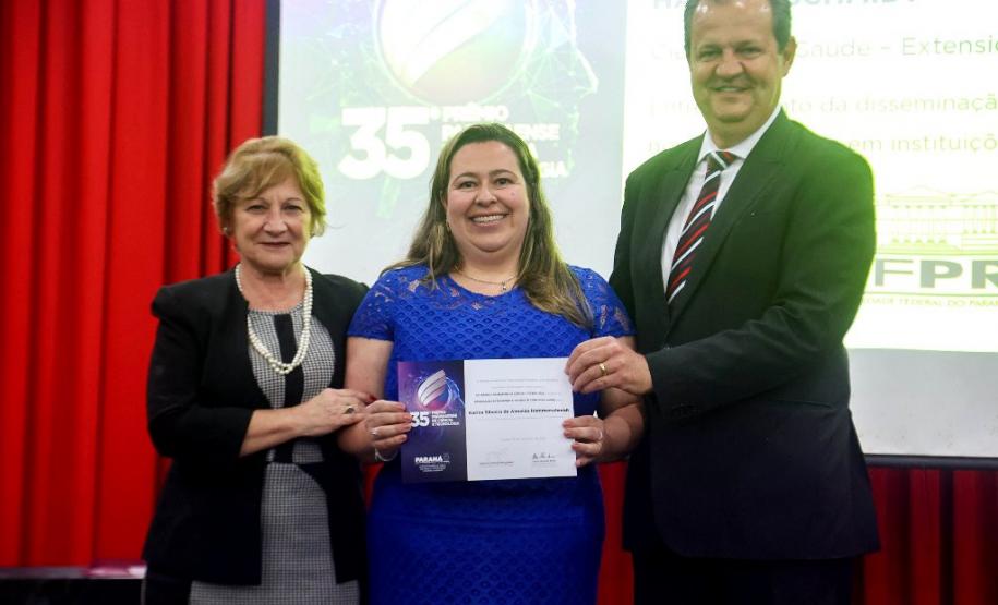 Professora Karina Silveira de Almeida Hammerschmidt, da UFPR, vencedora da premiação da área Ciências da Saúde, na categoria Pesquisadora - Extencionista