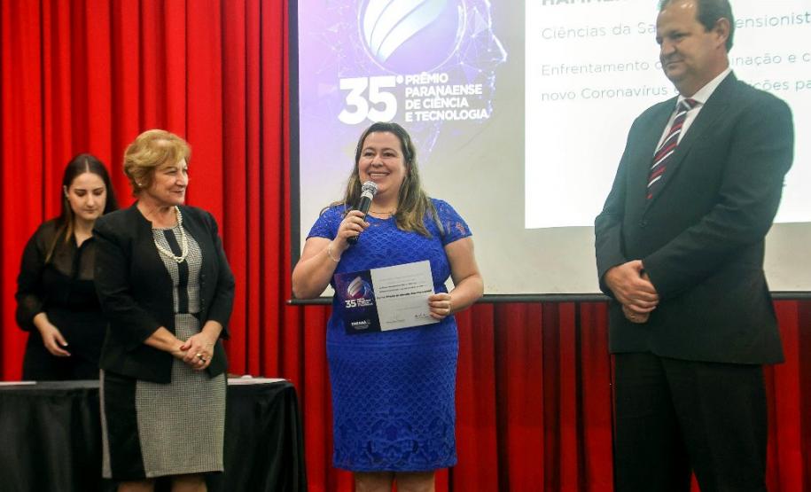 Professora Karina Silveira de Almeida Hammerschmidt, da UFPR, vencedora da área Ciências da Saúde, na categoria Pesquisadora - Extencionista