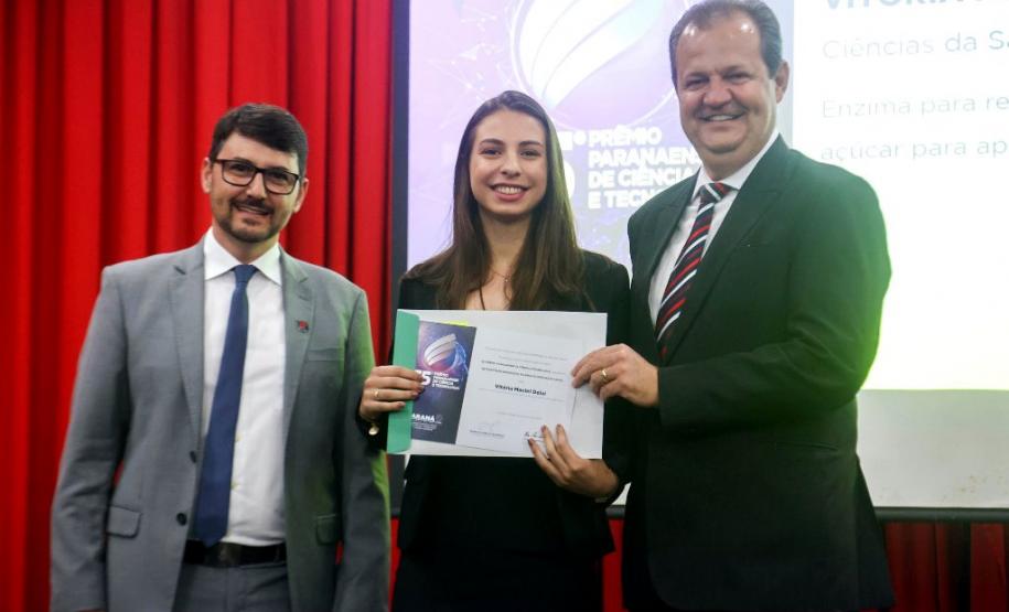 Vitória Maciel Delai, da Unioeste, vencedora da premiação na área Ciências da Saúde, na categoria Estudante de Graduação
