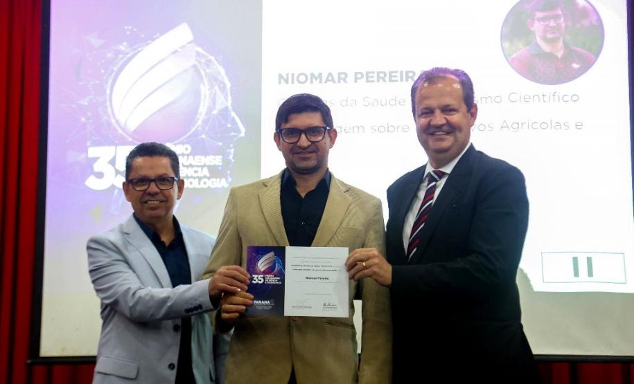 Niomar Pereira, do Jornal de Beltrão, vencedor da premiação na área Ciências da Saúde, na categoria Jornalista Científico