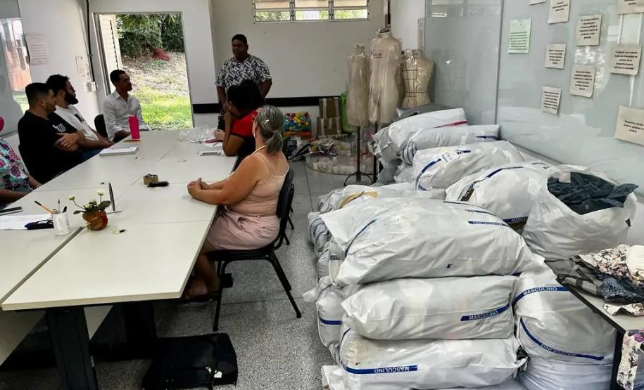 UEL recebe doação de 2 mil peças de roupas e repassa à cooperativa de catadoresUEL recebe doação de 2 mil peças de roupas e repassa à cooperativa de catadores