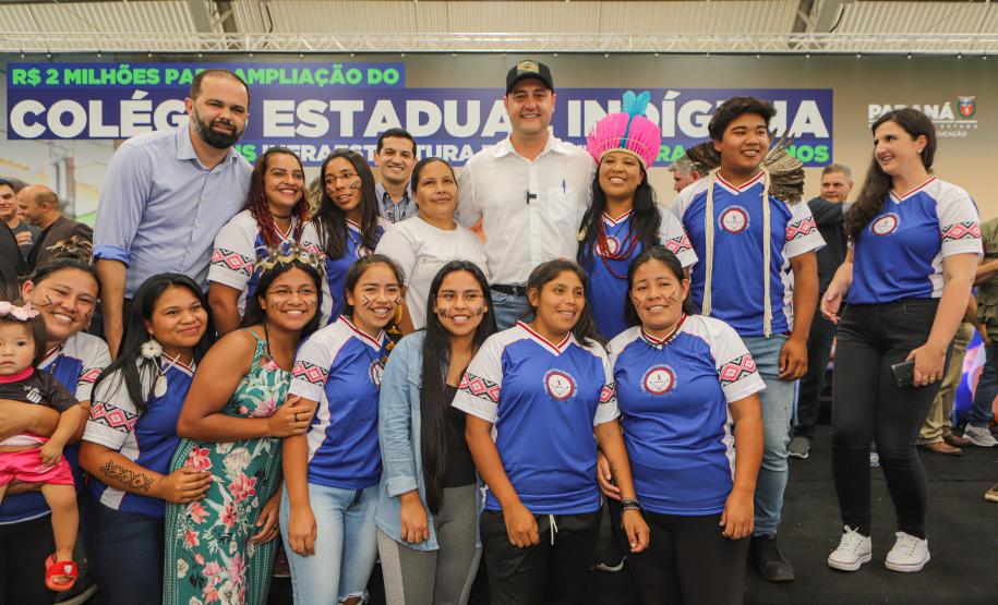 Governador inaugura obra de ampliação do maior colégio indígena do Paraná