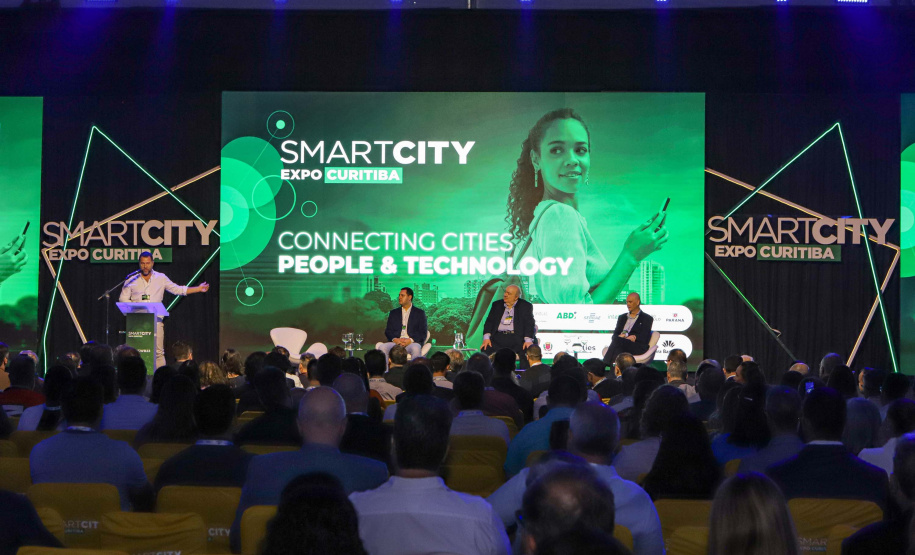 Estado deve trabalhar com setor privado para levar inovação às cidades, afirma governador