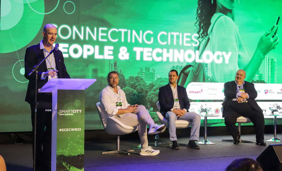 Estado deve trabalhar com setor privado para levar inovação às cidades, afirma governador