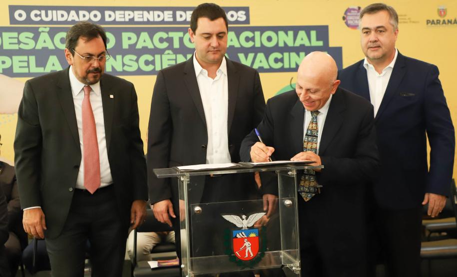 Paraná é o 1º estado a unir todos os Poderes no Pacto Nacional pela Consciência Vacinal