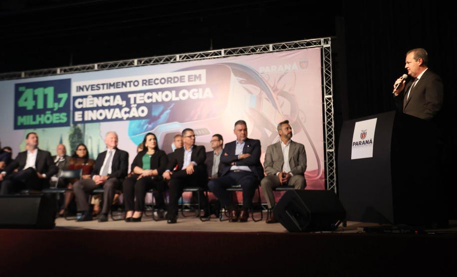 Ratinho Junior anuncia novos cursos e entrega ônibus para as universidades estaduais