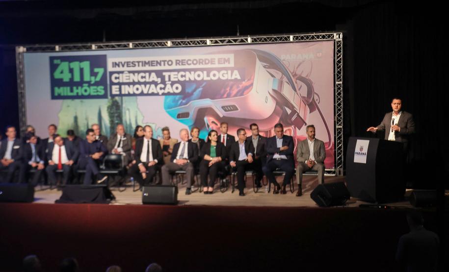 Ratinho Junior anuncia novos cursos e entrega ônibus para as universidades estaduais