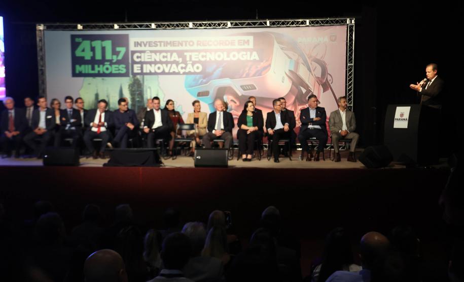 Ratinho Junior anuncia novos cursos e entrega ônibus para as universidades estaduais