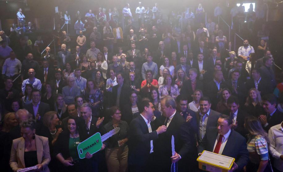 Ratinho Junior anuncia novos cursos e entrega ônibus para as universidades estaduais