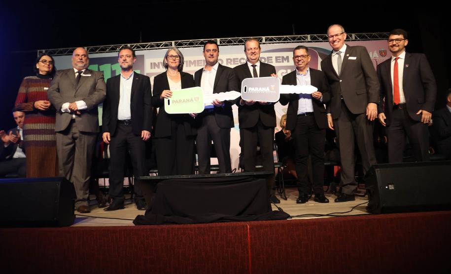 Ratinho Junior anuncia novos cursos e entrega ônibus para as universidades estaduais