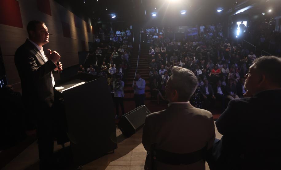 Ratinho Junior anuncia novos cursos e entrega ônibus para as universidades estaduais