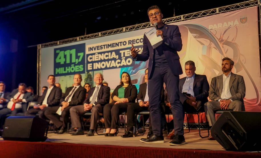 Ratinho Junior anuncia novos cursos e entrega ônibus para as universidades estaduais