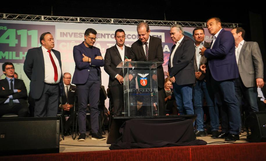 Ratinho Junior anuncia novos cursos e entrega ônibus para as universidades estaduais