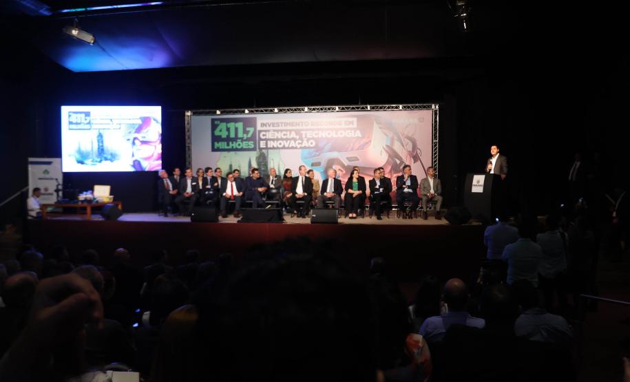 Ratinho Junior anuncia novos cursos e entrega ônibus para as universidades estaduais