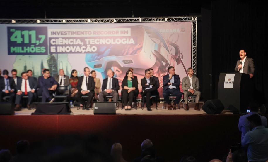 Ratinho Junior anuncia novos cursos e entrega ônibus para as universidades estaduais