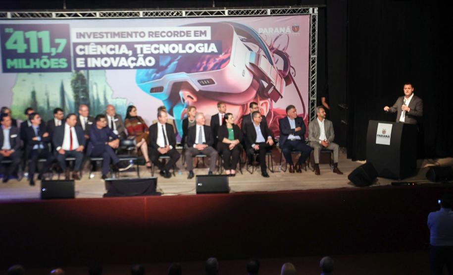 Ratinho Junior anuncia novos cursos e entrega ônibus para as universidades estaduais