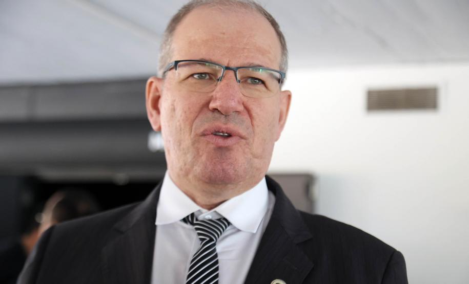 Ratinho Junior anuncia novos cursos e entrega ônibus para as universidades estaduais