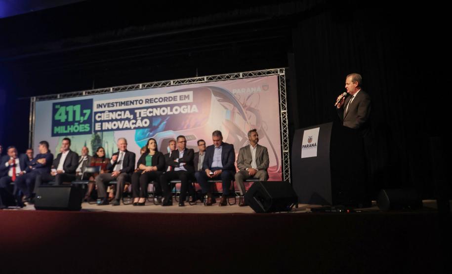 Ratinho Junior anuncia novos cursos e entrega ônibus para as universidades estaduais