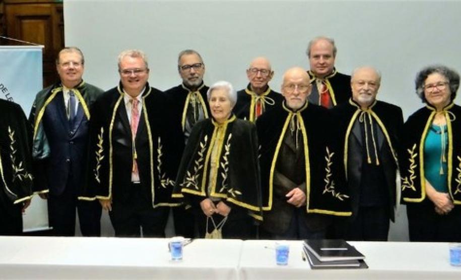 Professor da Unespar toma posse na Academia Paranaense de Letras